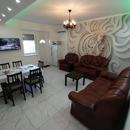 Emmabella Apartmanok エゲル 部屋 写真